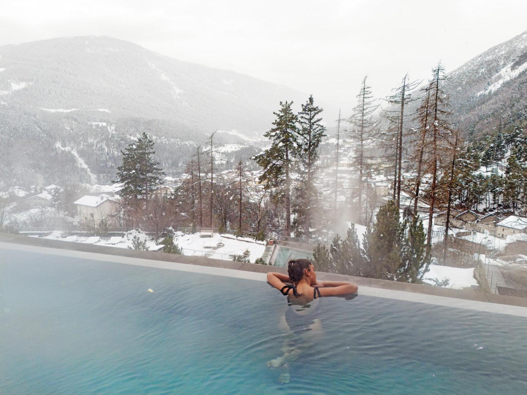 Qc Terme Grand Hotel Bagni Nuovi Bormio Exterior foto Outdoor pool at the Hotel Axelmannstein