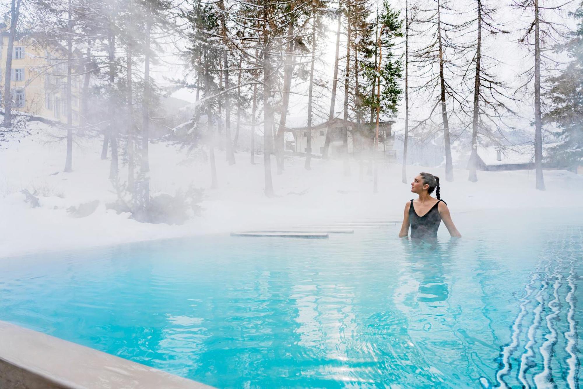 Qc Terme Grand Hotel Bagni Nuovi Bormio Exterior foto A woman bathing in a thermal pool